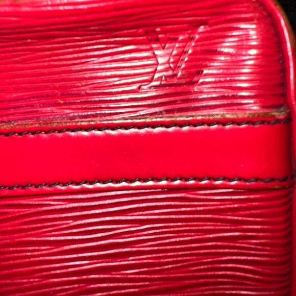 LOUIS VUITTON
Trocadéro leather crossbody bag
Good condition - Picture 2 of 9